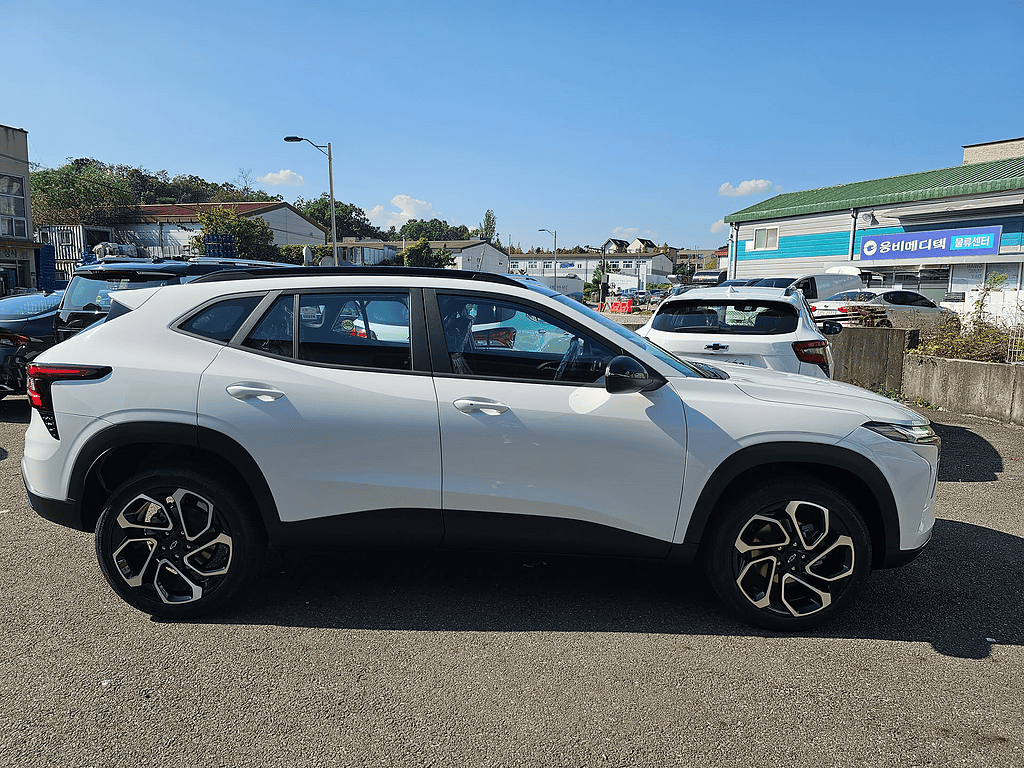 중앙에 위치한 흰색 SUV 차량 사진.