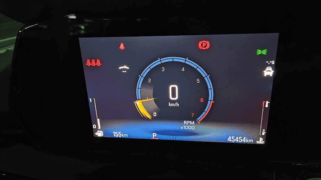 차량의 디지털 계기판과 주행 거리, 속도 표시.