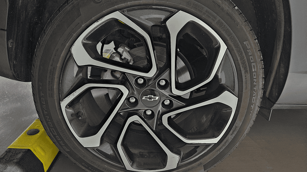 차량 휠과 타이어 클로즈업 사진.