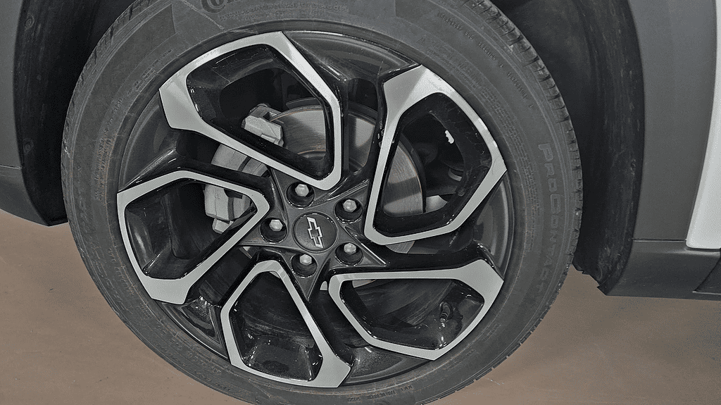 차량 휠과 타이어 클로즈업 사진2.