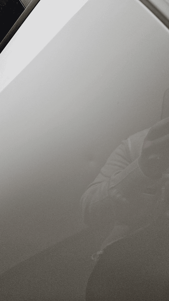 화면 정중앙에 보이는 얕은 찍힘