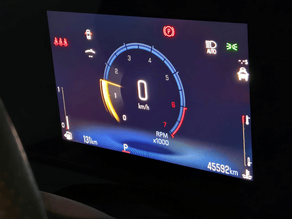 자동차 주행 상태와 계기판 정보가 포함된 디지털 차량 계기판 이미지.